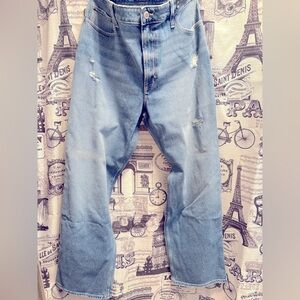 Regular “Dad” ripped jeans. Rigid fit at the waist.